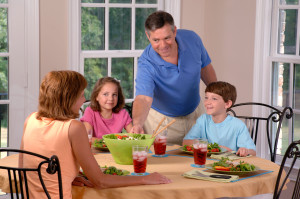 Family_eating_lunch_(2)