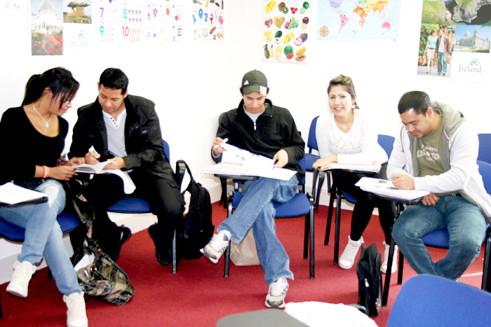 College students meeting about Starting College and the Risk of Eating Disorders